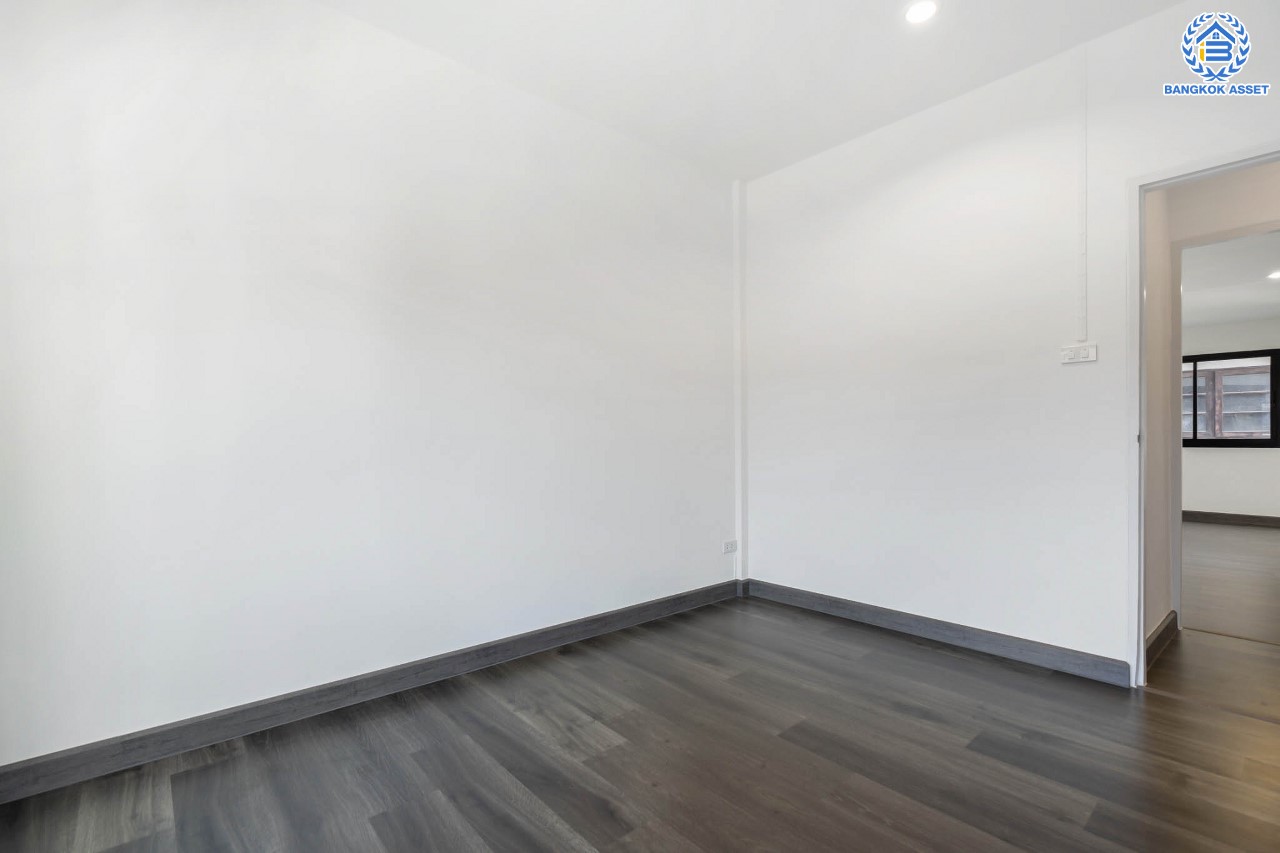 บ้านมือสองตกแต่งใหม่ หน้าโครงการติดรถไฟฟ้า "สถานีไทรม้า"!! ม.ซื่อตรง พระนั่งเกล้า-ท่าอิฐ ทาวน์เฮ้าส์หลังใหญ่ เนื้อที่ 26 ตร.ว. ฟังก์ชัน 3 ห้องนอน 2 ห้องน้ำ 1 ที่จอดรถ ทำเลใกล้ เซ็นทรัลรัตนาธิเบศร์ และทางด่วน "งามวงศ์วาน"